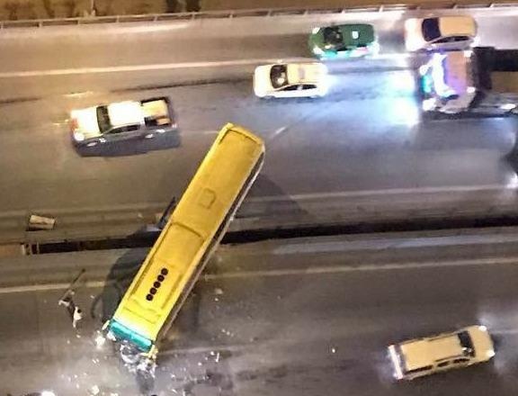 Oto giuong nam dam xuyen dai phan cach, duong vanh dai 3 tac trong dem hinh anh