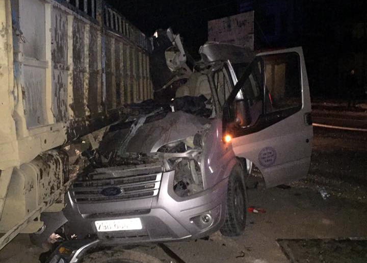 ôtô chở khác tông xe tải ảnh 1 oto cho khac tong xe tai anh 1