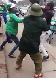 tai xe xe om danh nhau anh 1