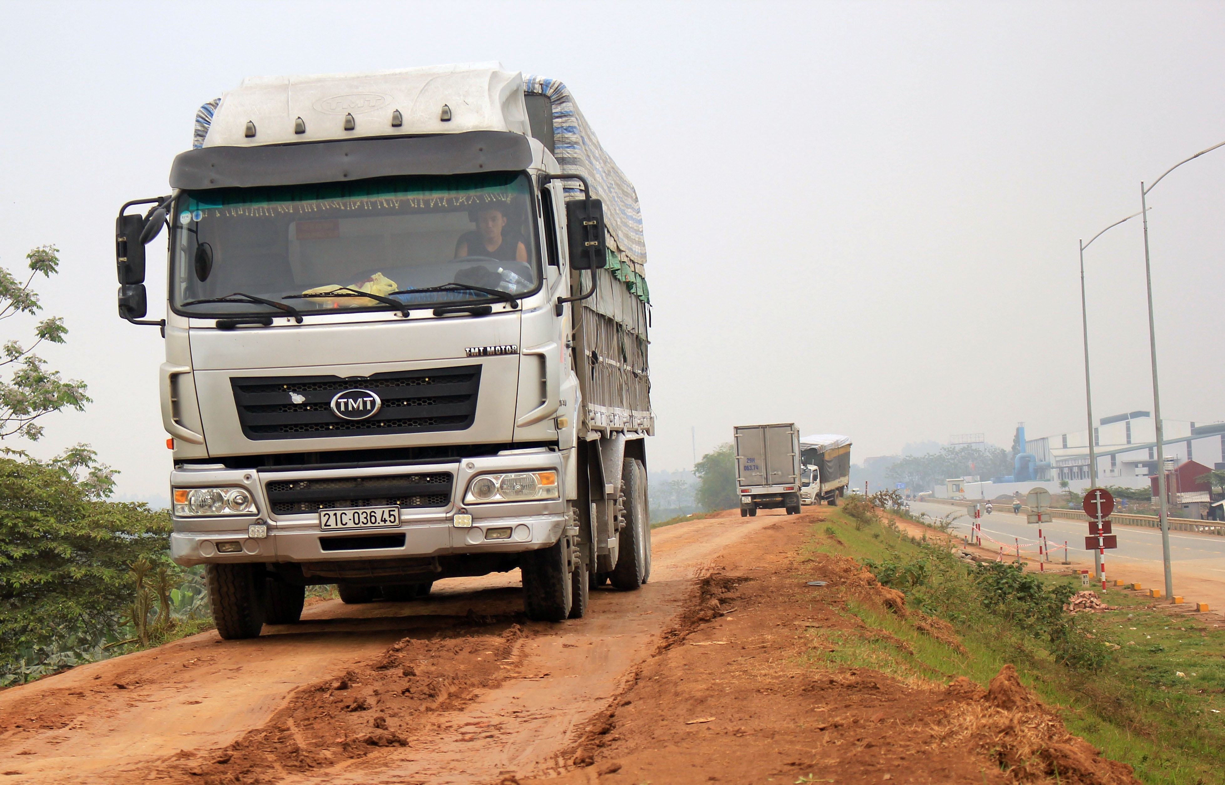 Xe tai co lon rong ran treo len de ne tram BOT hinh anh