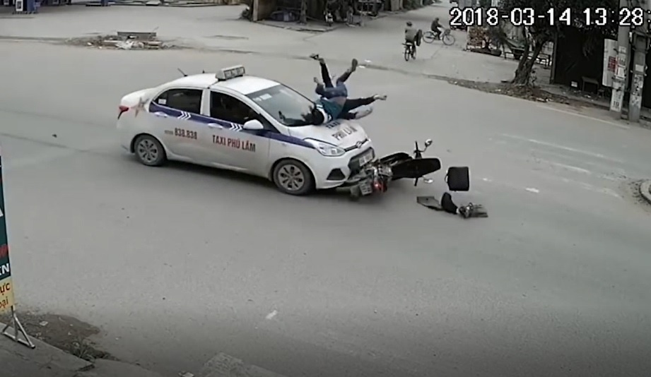 taxi tông xe máy ảnh 1 taxi tong xe may anh 1