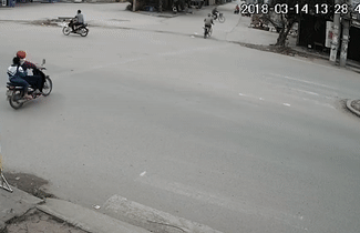 Phong nhanh qua nga tu, 2 nguoi di xe may bi taxi hat len nap capo hinh anh