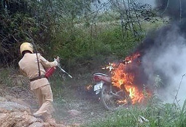 đốt xe máy vi phạm giao thông ảnh 2 dot xe may vi pham giao thong anh 2