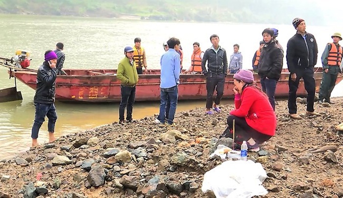 Da tim thay 9 thi the lao dong bi duoi nuoc tren song Hong hinh anh