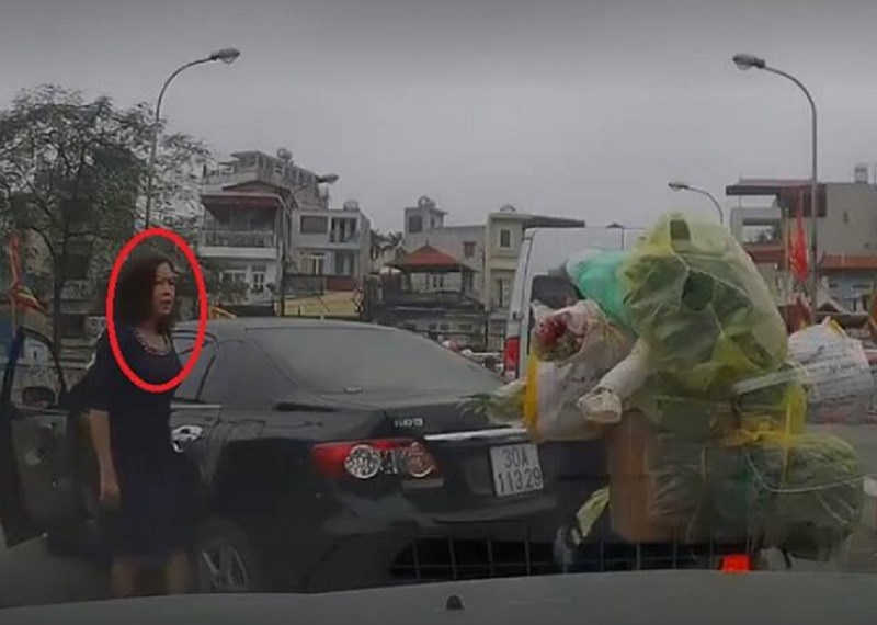 Nu tai xe mang chui nguoi di xe may khi quay dau oto tren cau hinh anh