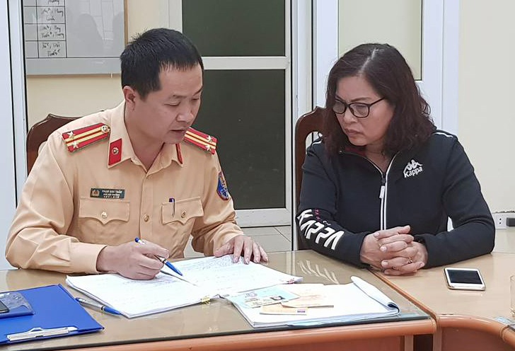 nu tai xe quay dau oto tren cau anh 2