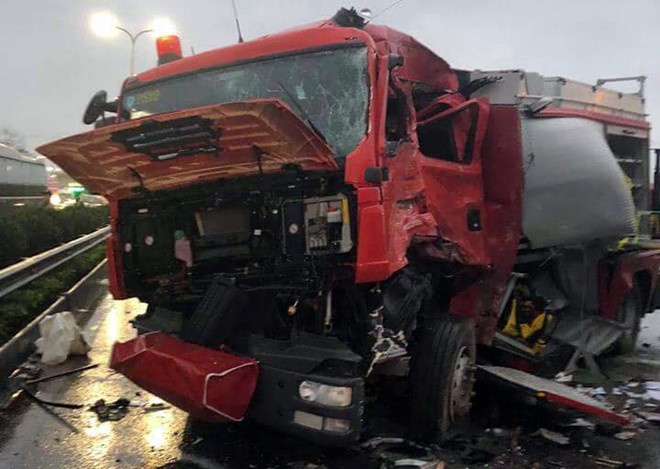 Xu ly the nao vu xe khach tong xe cuu hoa tren cao toc? hinh anh