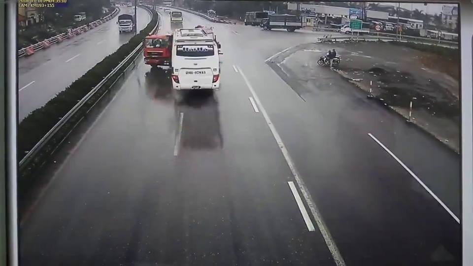 oto khach tong xe cuu hoa anh 2