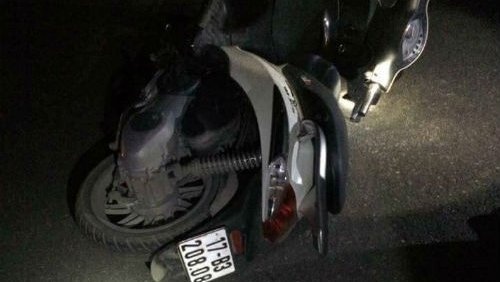 Di xe may qua cau, nguoi dan ong bi day cap cua co tu vong hinh anh