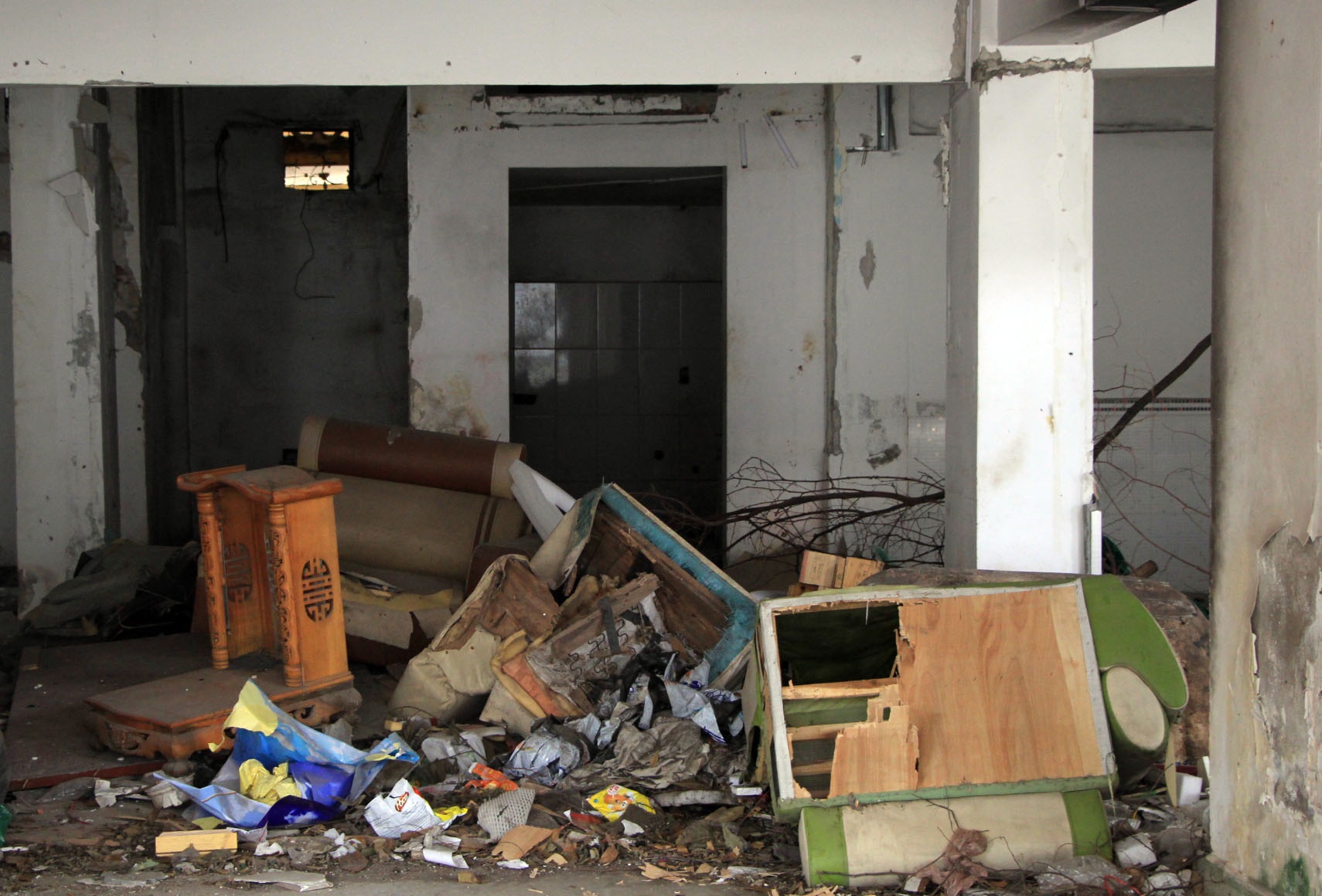 Chung cu bo hoang giua long Ha Noi ngap tran rac thai hinh anh