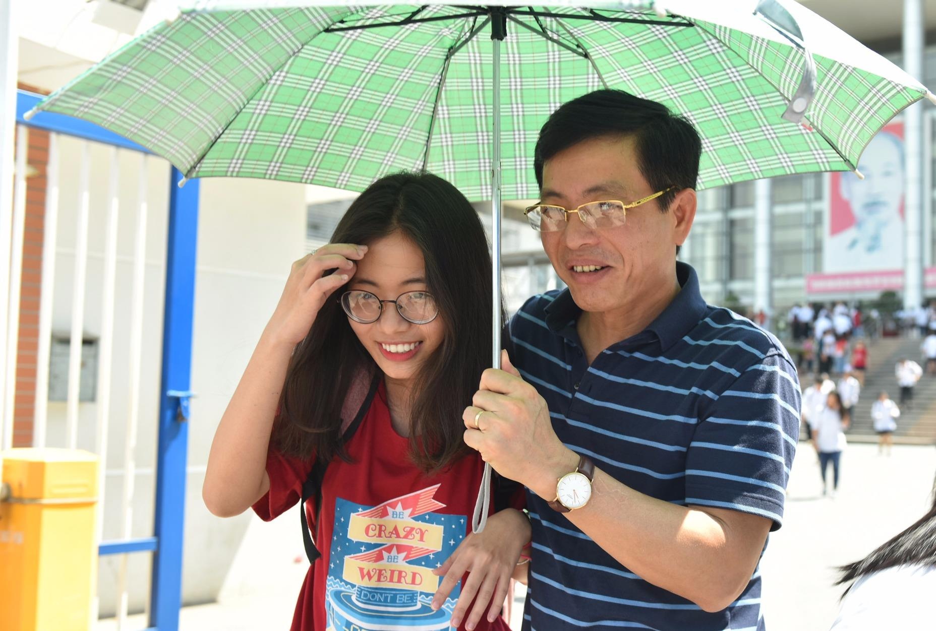 Cho si tu ngoai truong thi: Con lo mot, bo me lo hai hinh anh