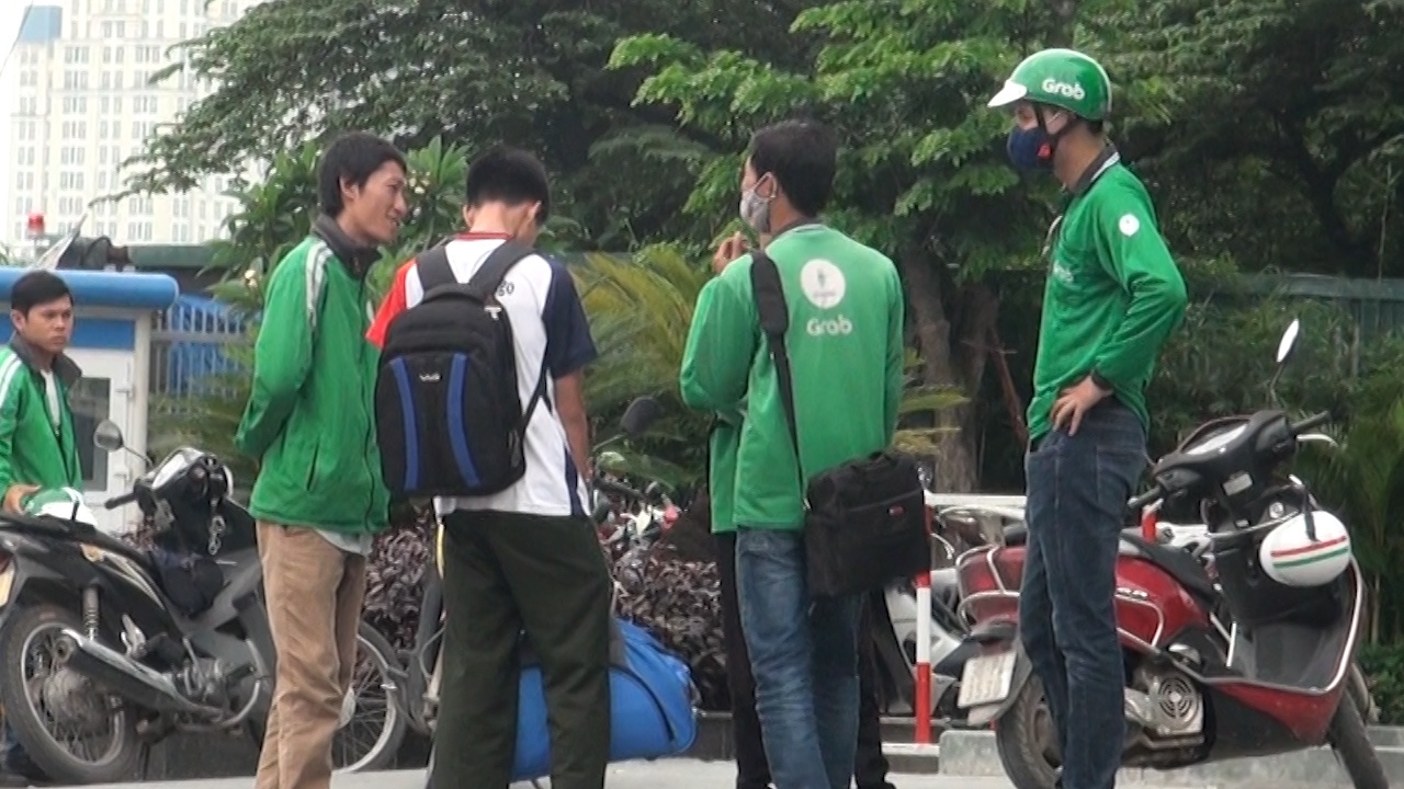 Tai xe GrabBike cheo keo, bat khach ngoai ung dung hinh anh