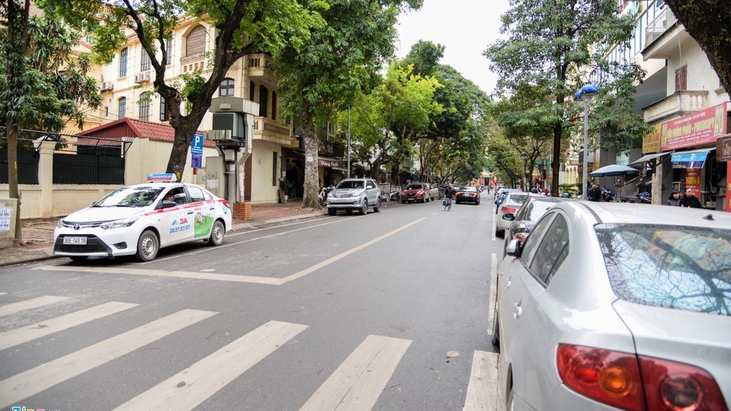 Oto van do lon xon o tuyen pho thi diem theo ngay chan - le hinh anh