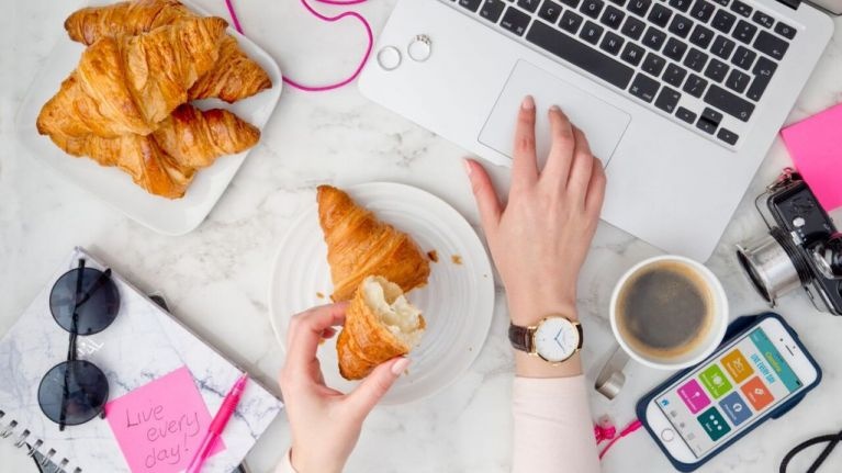 bua sang khoa hoc,  an sang dung cach anh 5