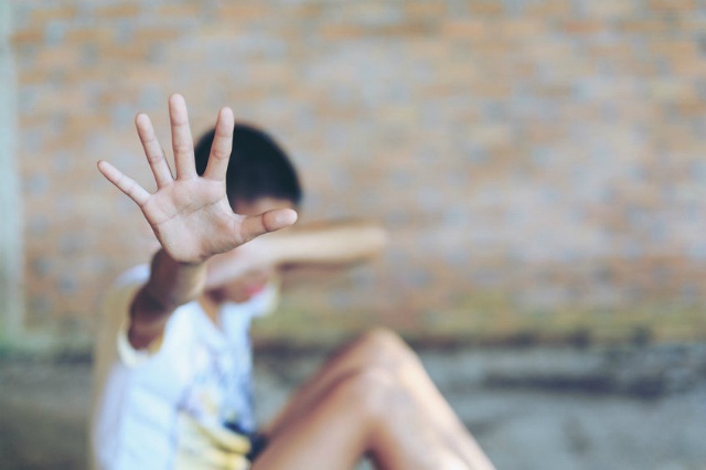 Nhung dau hieu canh bao tre bi xam hai tinh duc hinh anh