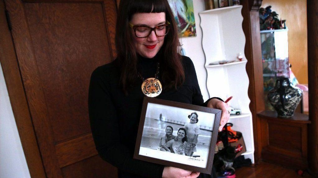 Co gai tim thay 15 anh chi em ruot cung duoc hien tang tinh trung hinh anh