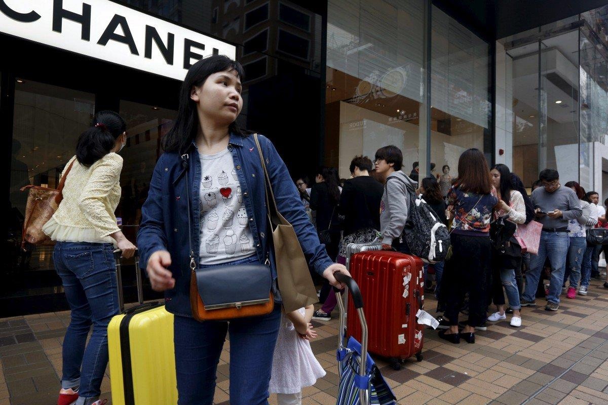 Chua can ra nuoc ngoai, nha giau Trung Quoc van do xo mua xa xi pham hinh anh