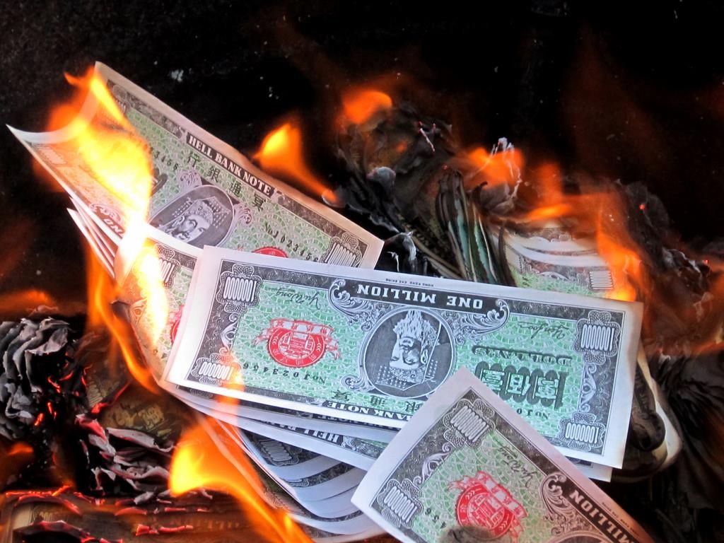 Trung Quoc khuyen nguoi dan khong dot vang ma vi qua giong tien that hinh anh