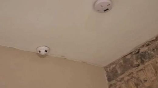 Gia dinh tim thay camera quay len trong Airbnb anh 2