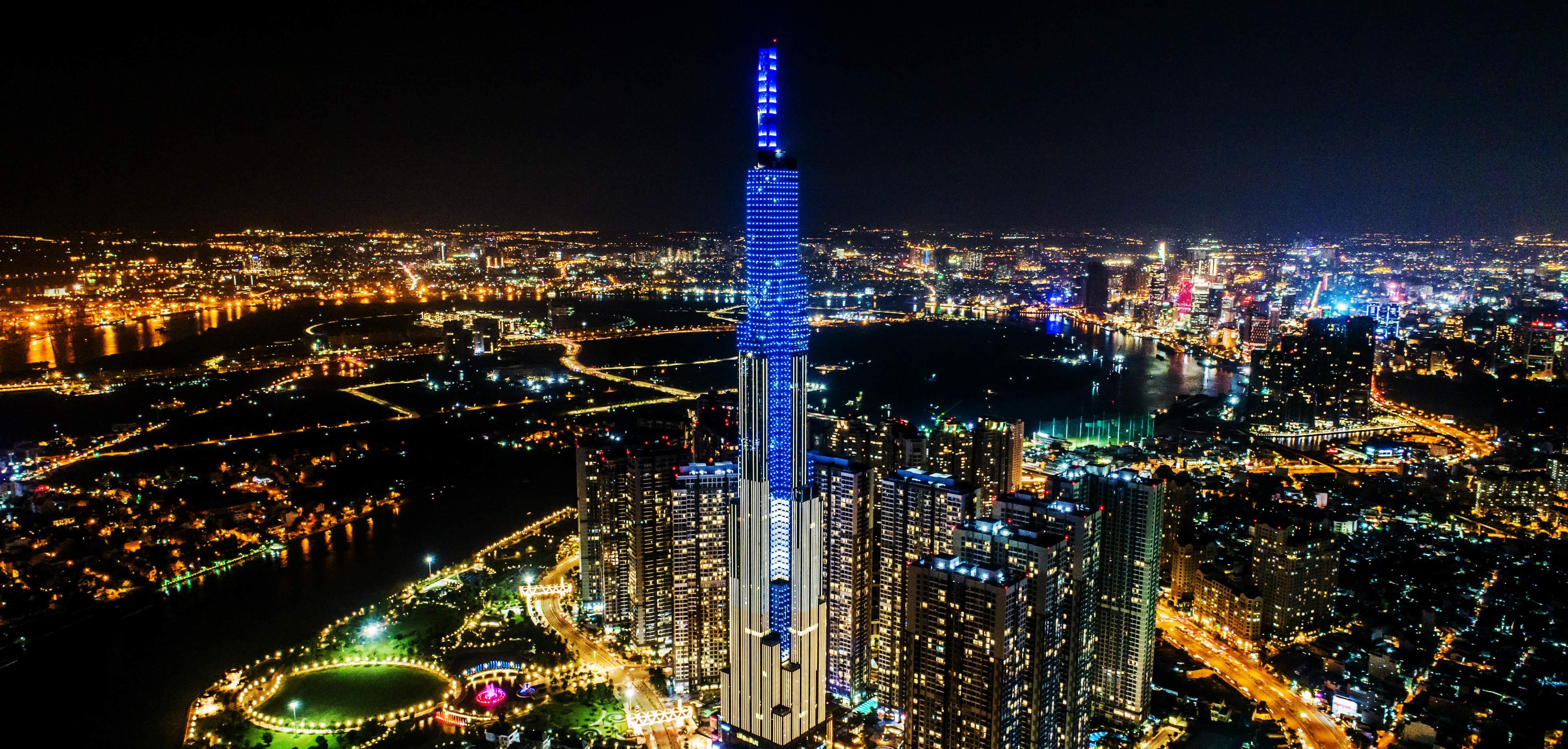 Bloomberg canh bao rui ro khi do tien mua can ho cao cap tai TP.HCM hinh anh