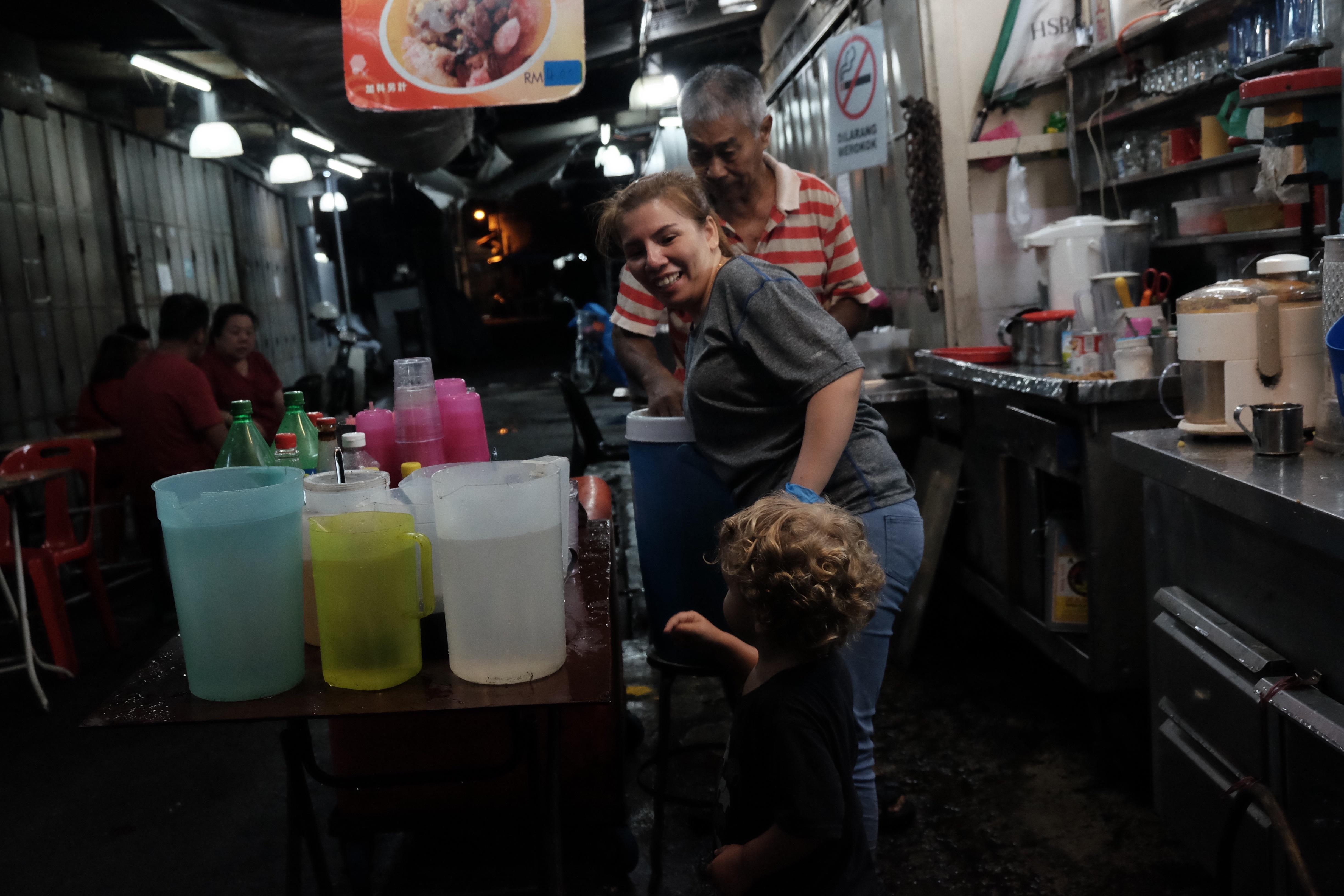 Cuoc song an dat cua lao dong Viet o Malaysia hinh anh