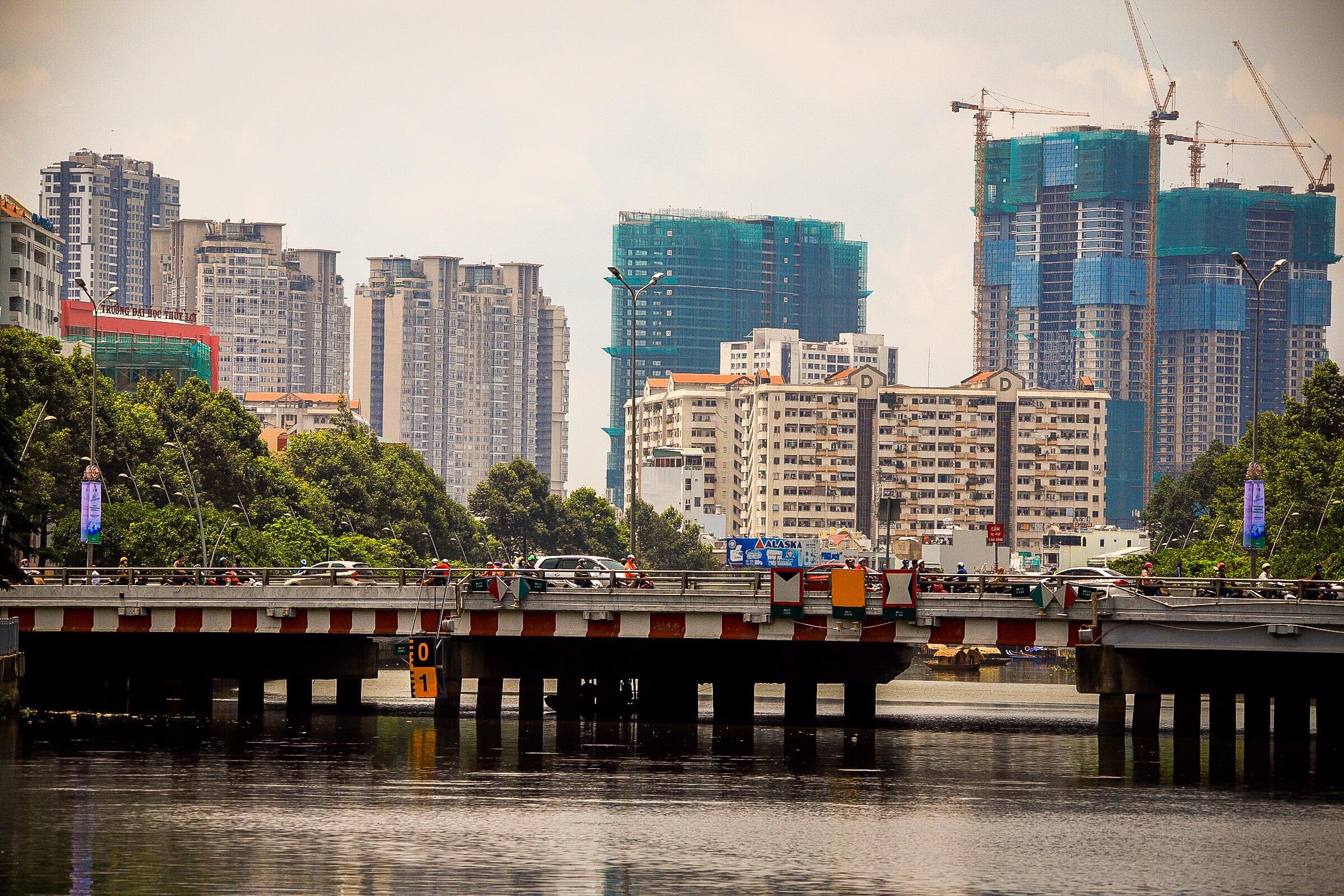 Duong Nguyen Huu Canh chiu suc ep ha tang anh 12