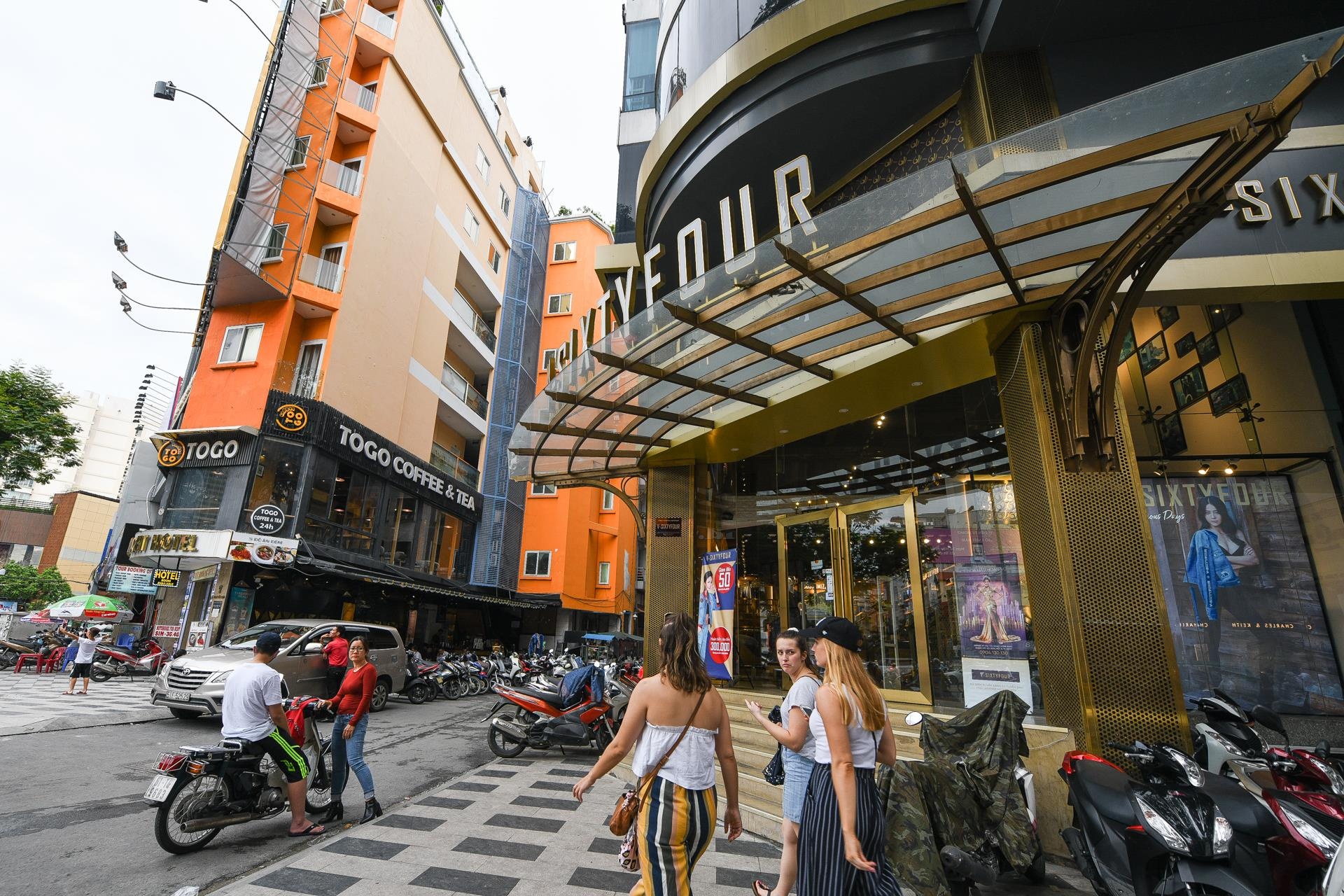 Nga 6 Phu Dong o Sai Gon co gi de cac thuong hieu o at do ve hinh anh