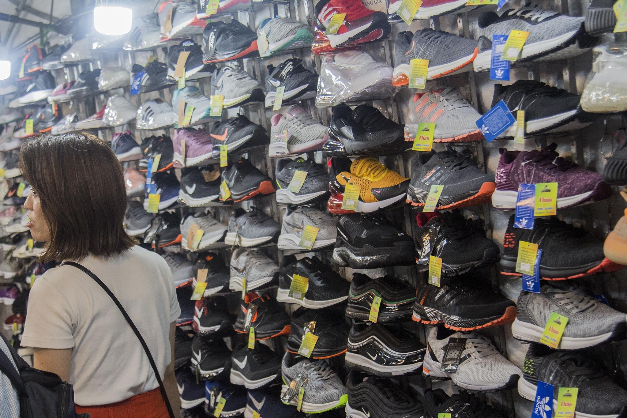 Mua ban hang tren mang: Rao mot dang, ban mot neo hinh anh