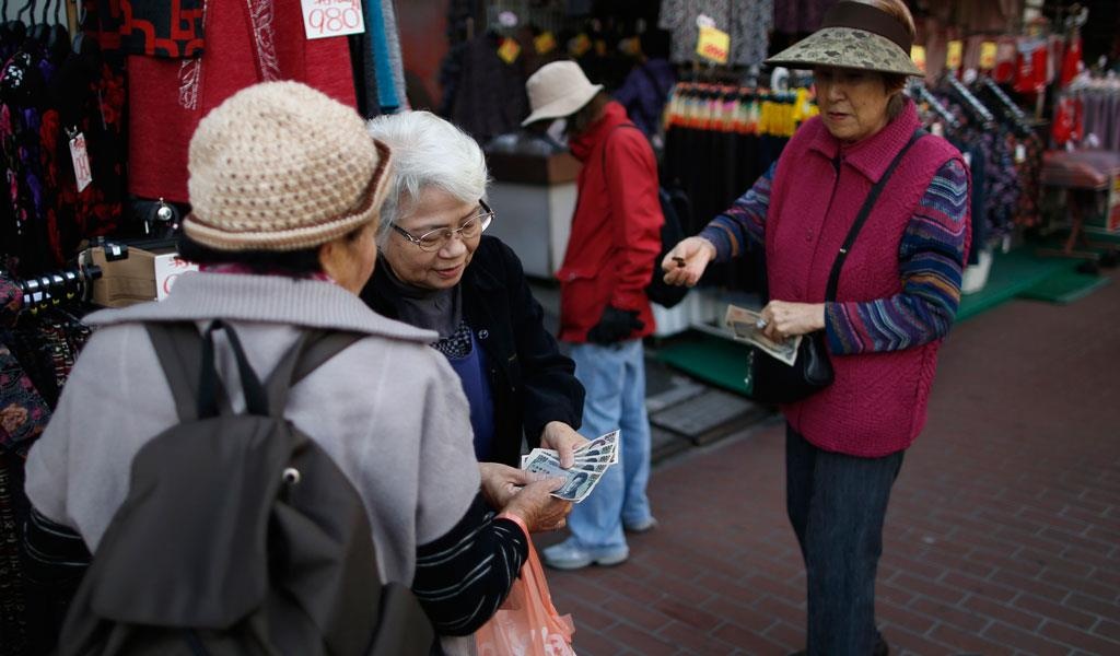 Khung hoang tien huu tren khap the gioi hinh anh