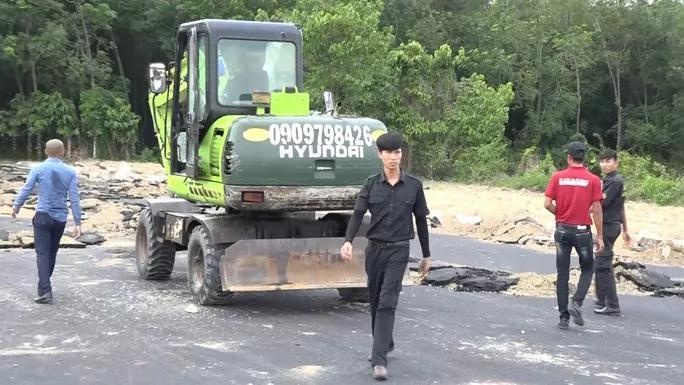 Bat them mot nhan vien Alibaba vu dap xe doan cuong che hinh anh