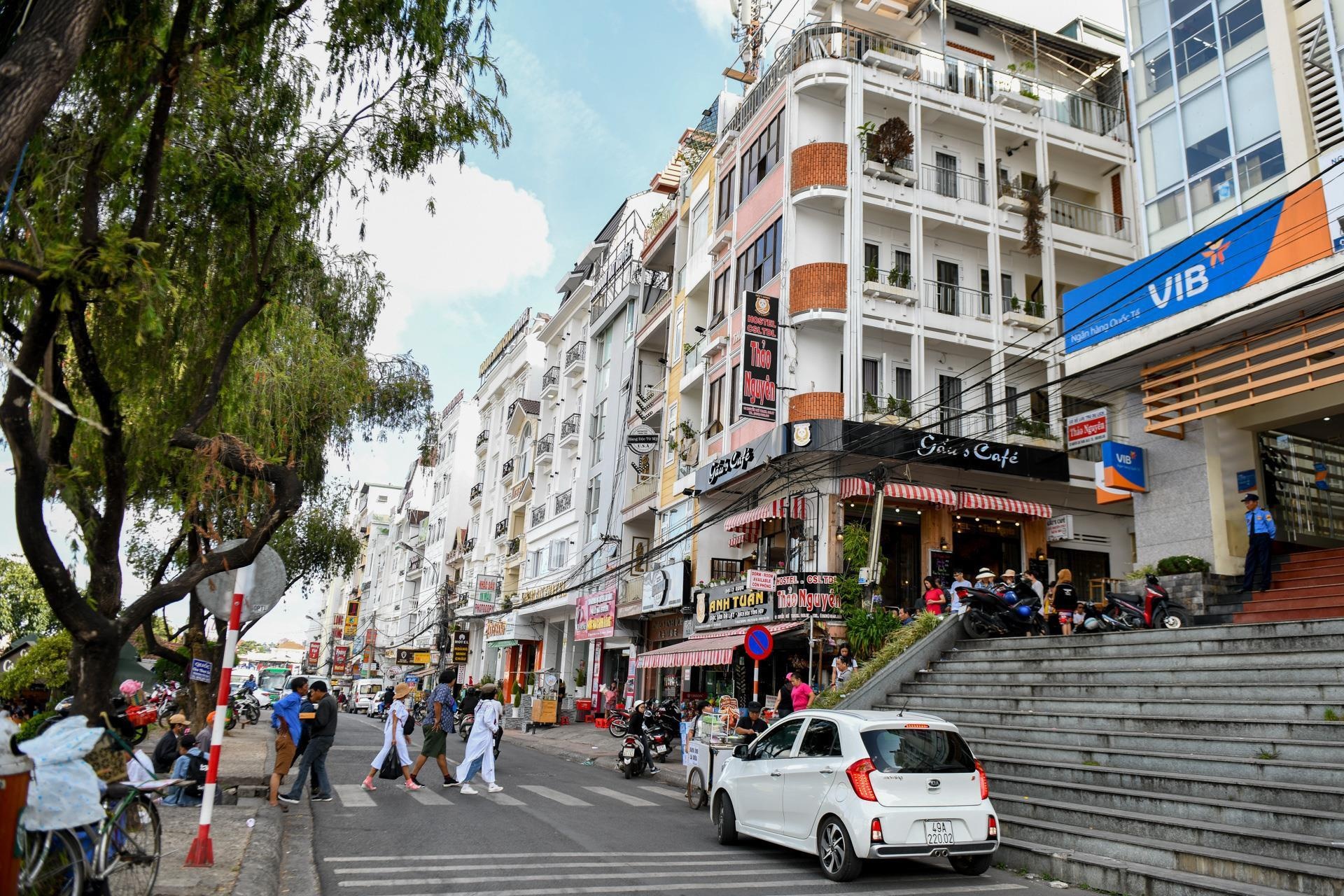 Airbnb, Agoda, Booking dan lay thi phan khach san binh dan hinh anh