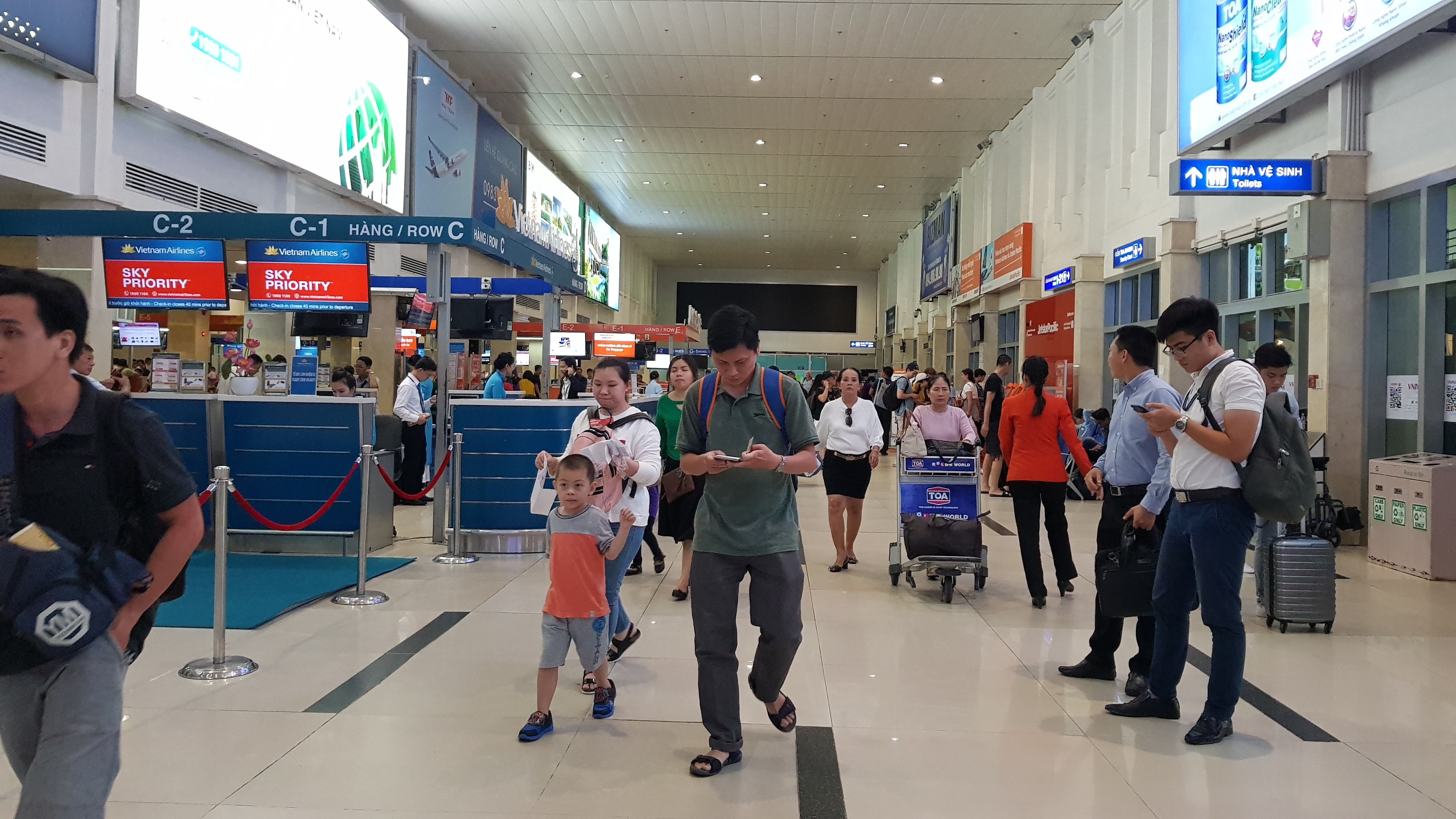 Mot hanh khach nghi ngao da trong nha ve sinh san bay Tan Son Nhat hinh anh