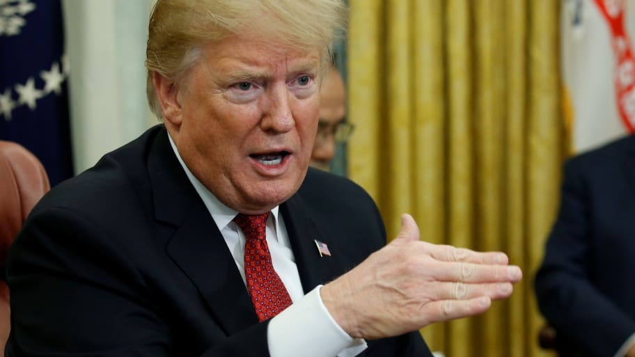 Tong thong Trump xa kho dau chien luoc sau vu tan cong nha may Saudi hinh anh