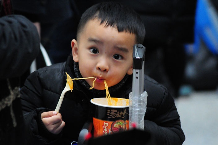 Hang trieu tre em Dong Nam A bi suy dinh duong do mi an lien hinh anh