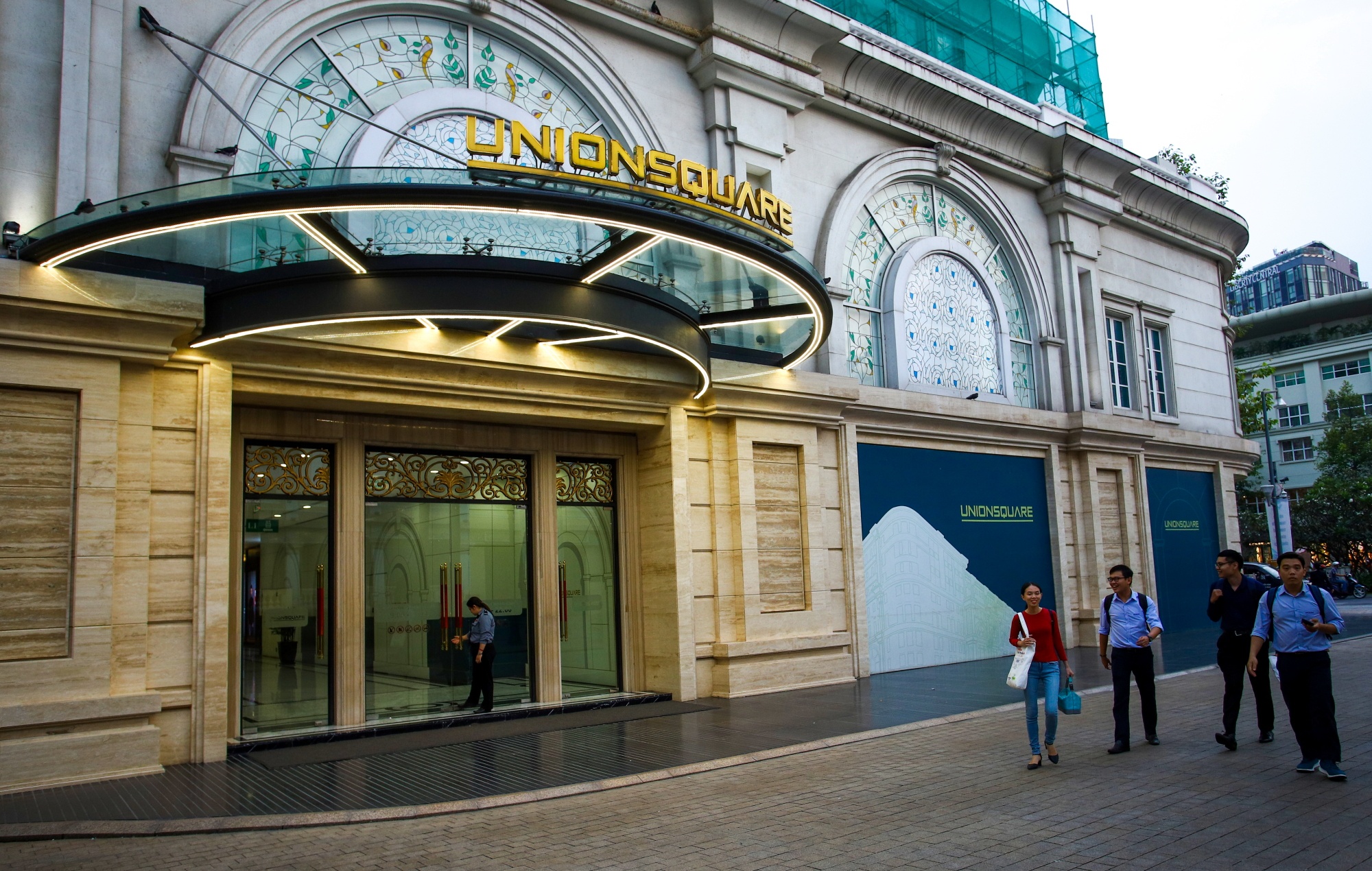 Calvin Klein, Michael Kors... sap co dot giam gia den 90% o TP.HCM hinh anh