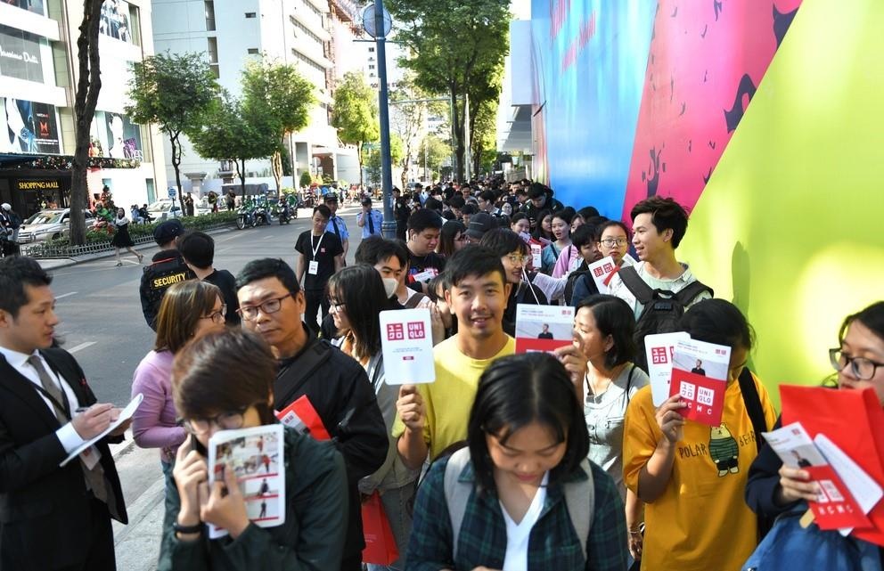 Xep hang sau hang nghin nguoi de vao cua hang Uniqlo dau tien o VN hinh anh