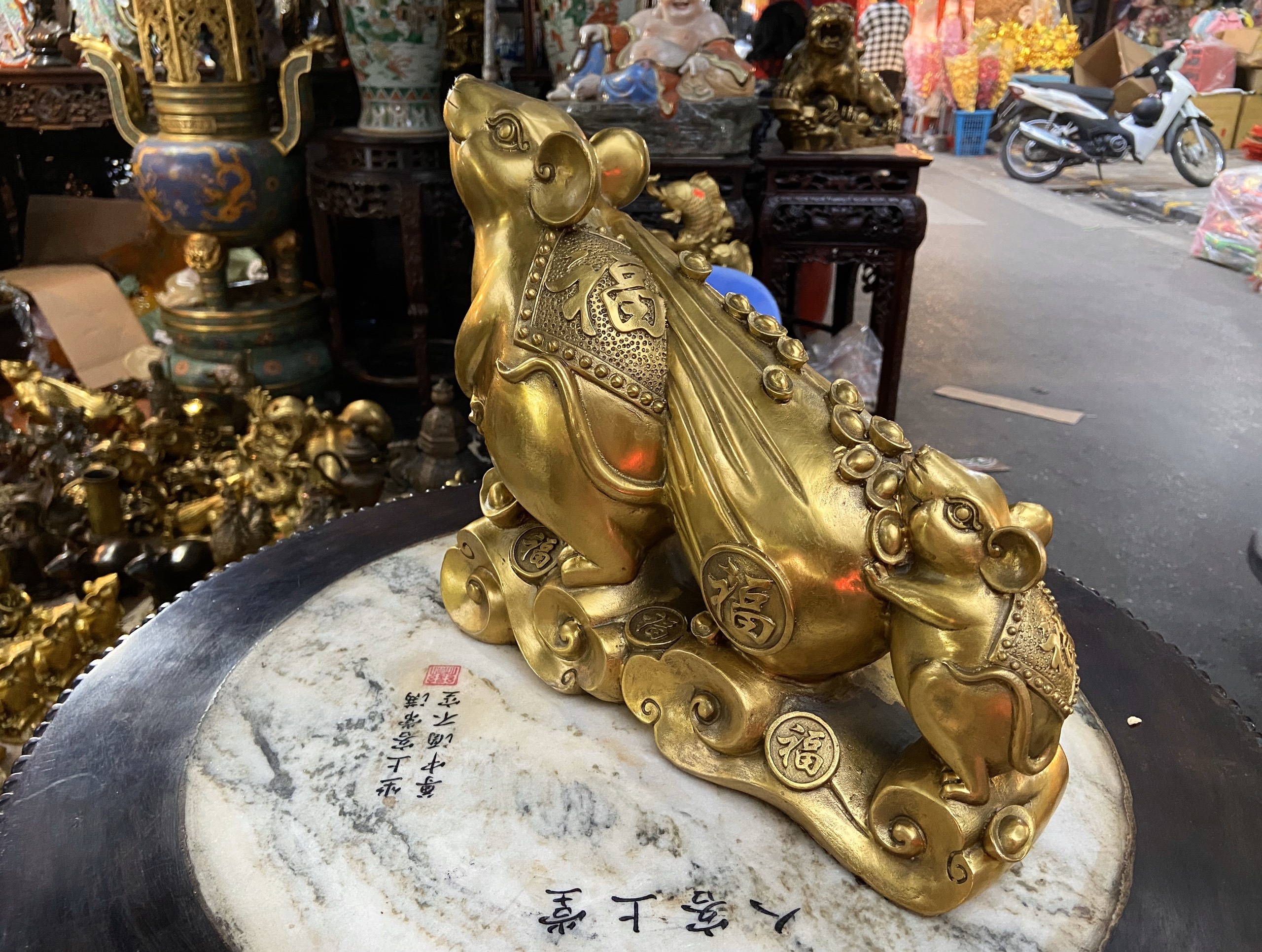 Chuot gia co bang dong gia 5 trieu tren pho Hang Ma hinh anh