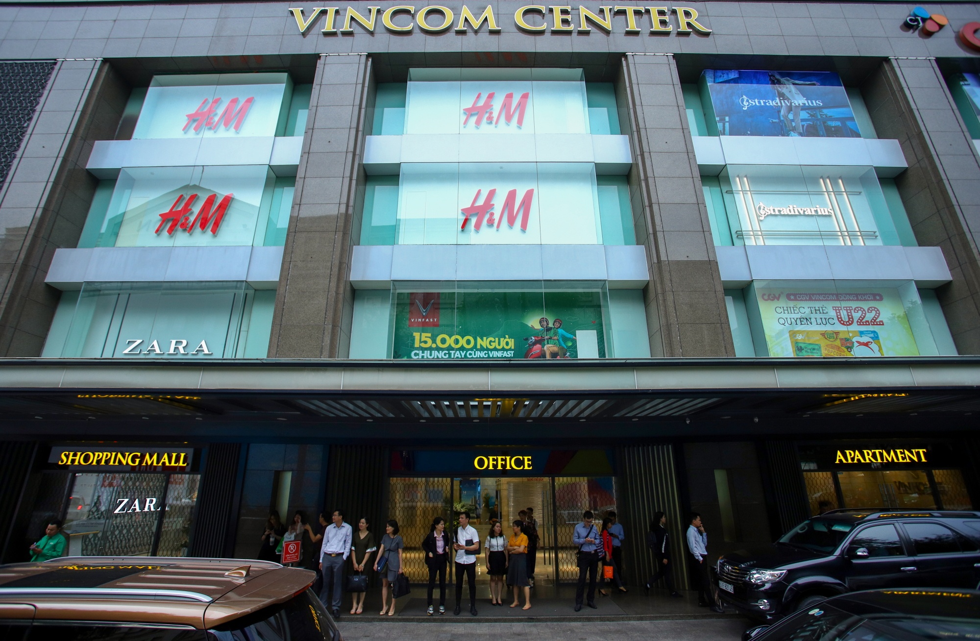 Nguoi den, ke di truoc mieng banh ban le Viet Nam hinh anh