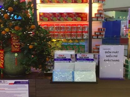 Phat 50.000 khau trang mien phi tai Noi Bai phong virus corona hinh anh