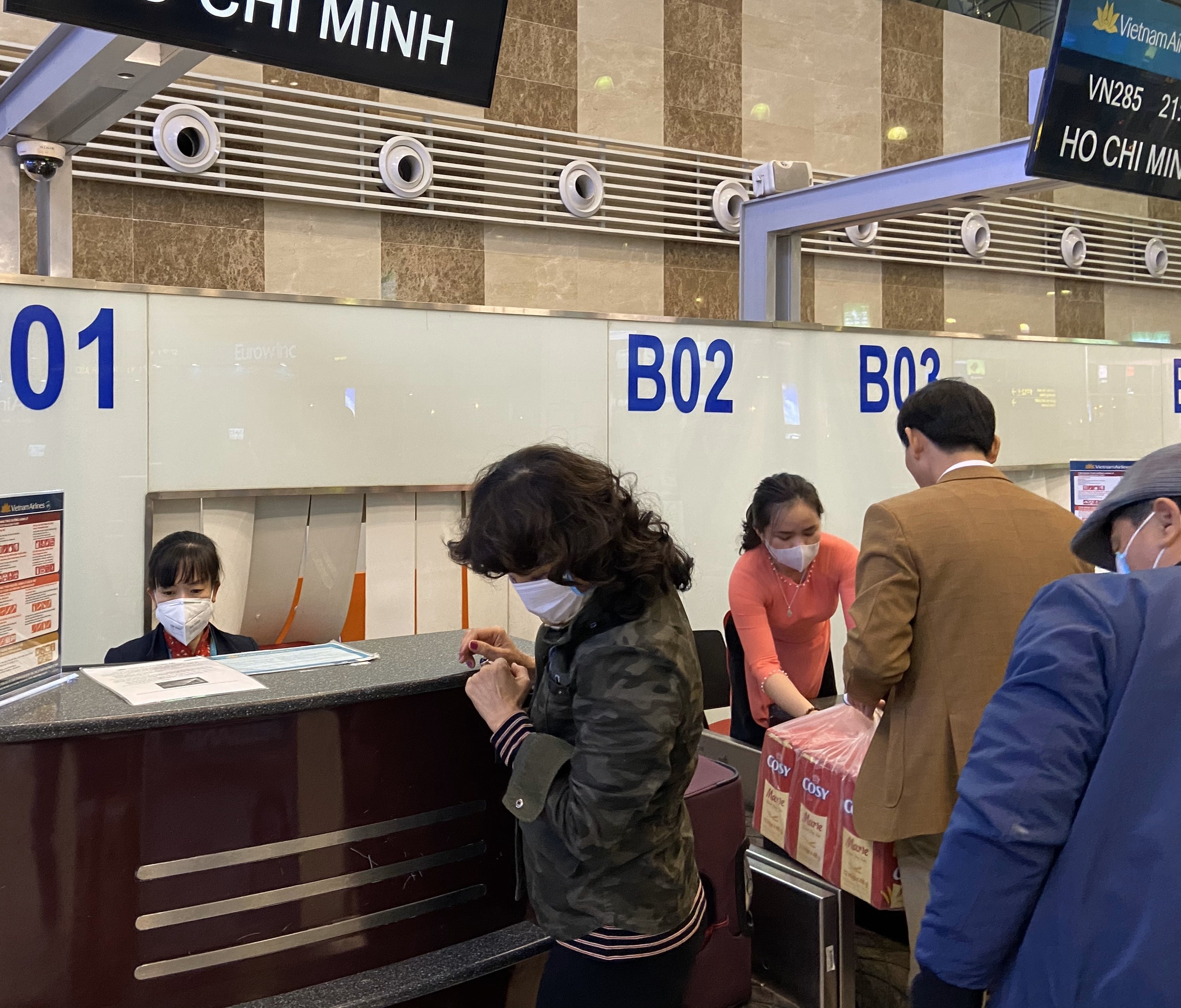 Hanh khach, tiep vien deo khau trang kin mit o san bay ngay dau nam hinh anh