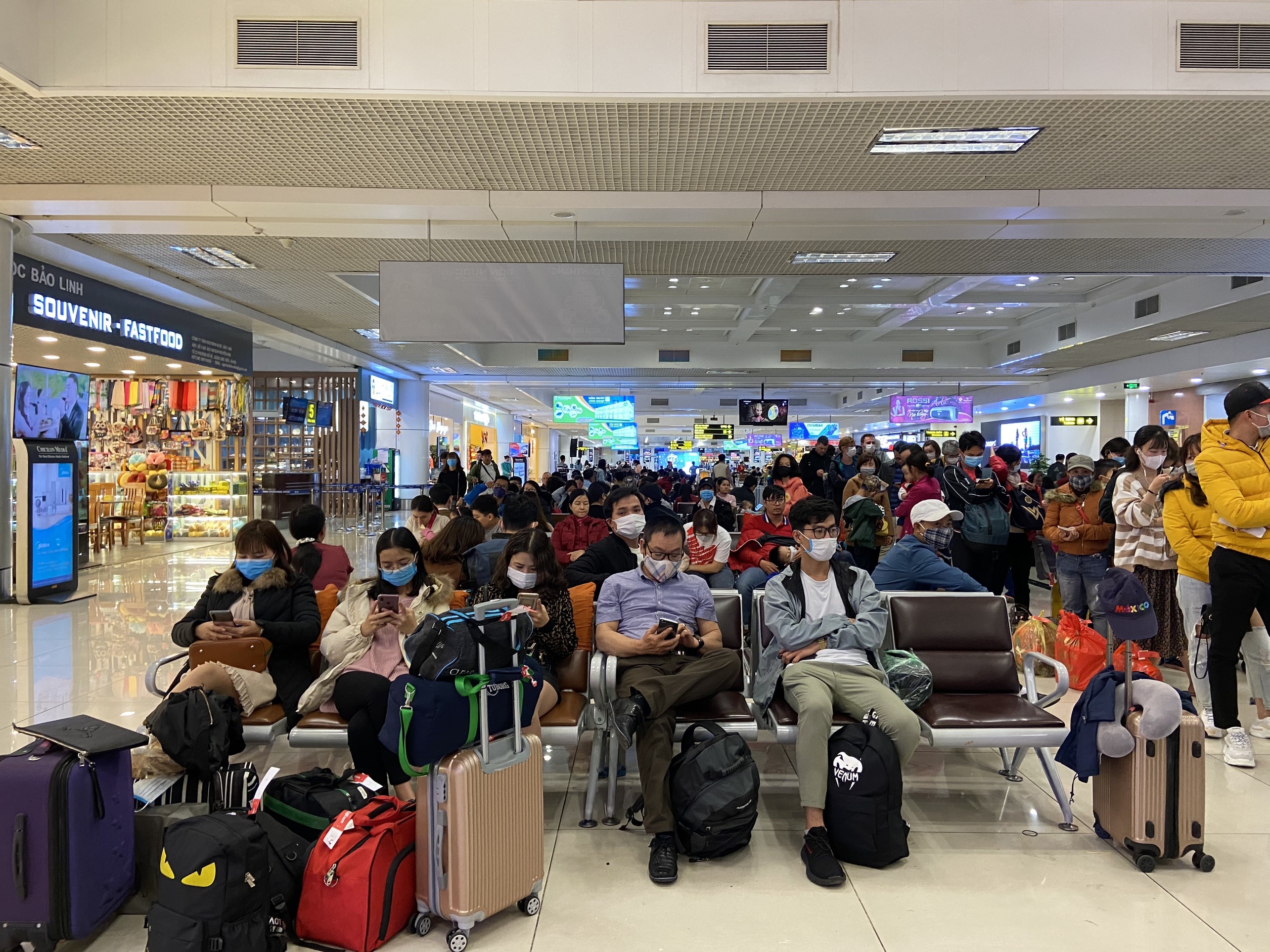 deo khau trang o san bay anh 2