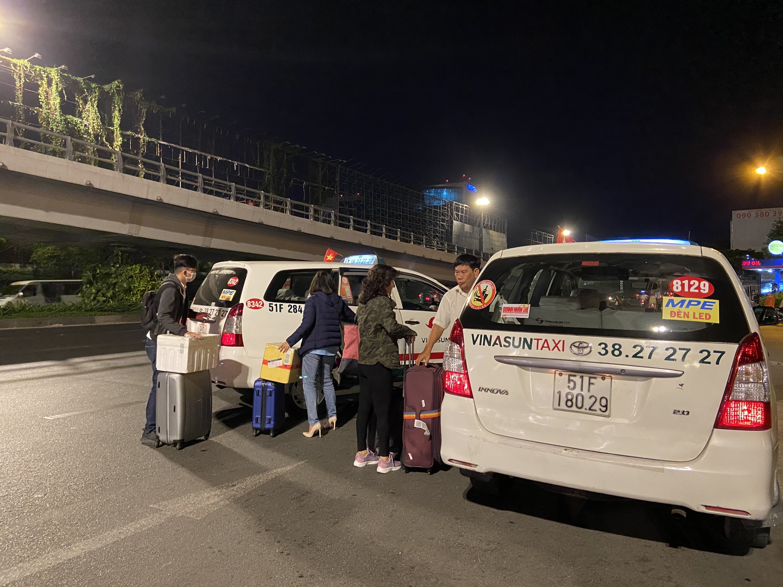 Thieu taxi o san bay dip Tet anh 2