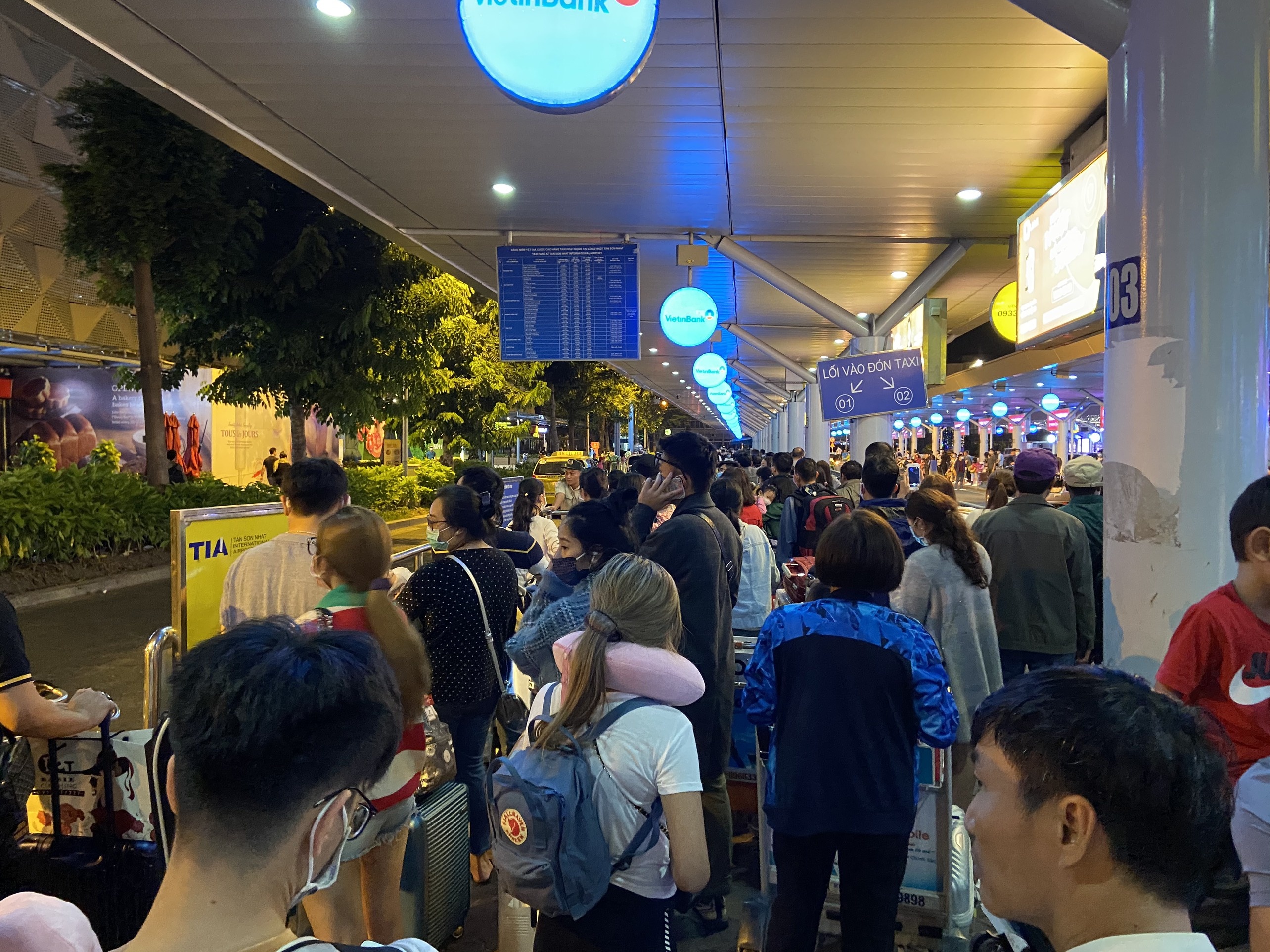 Mac ket o san bay Tan Son Nhat dem mung 3 Tet vi khong co taxi hinh anh