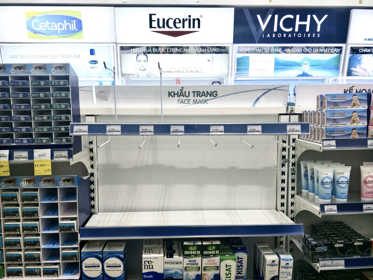 Ke ban khau trang trong tron o hieu thuoc, cua hang tien loi TP.HCM hinh anh