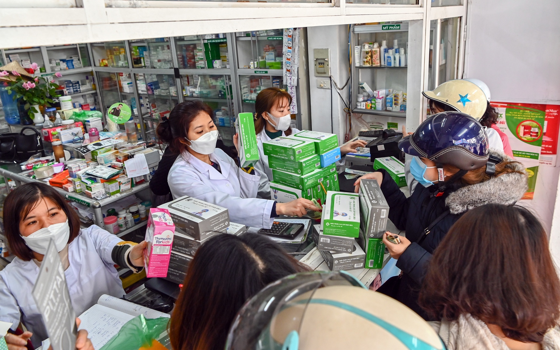 Xu ly viec gam hang, loi dung dich benh de ban khau trang gia cao hinh anh