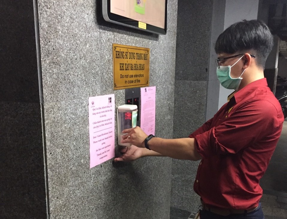 Chung cu khuyen khich cu dan rua tay sat khuan truoc khi vao toa nha hinh anh