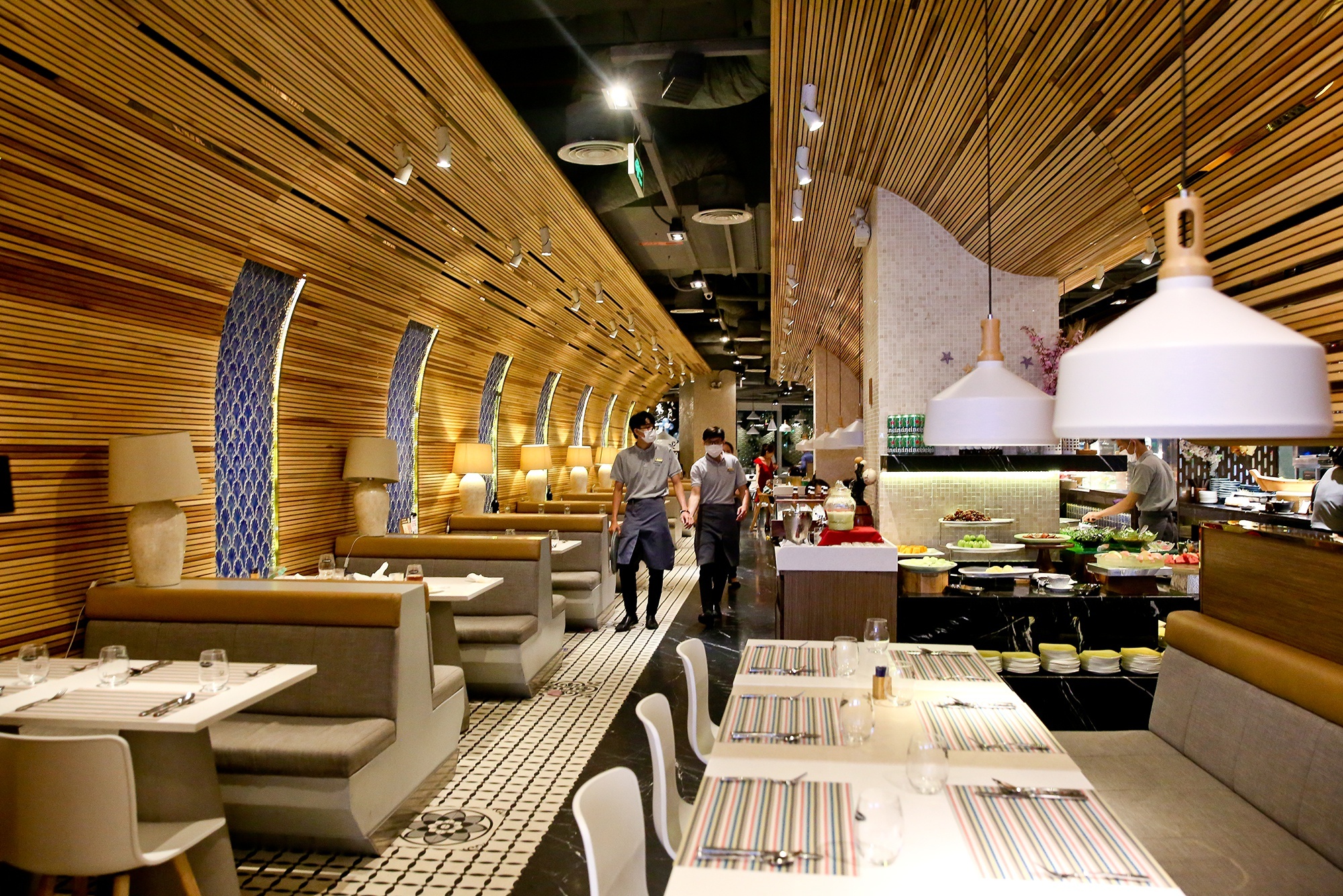 Trung tam thuong mai giam gia thue vi dich Covid-19 hinh anh