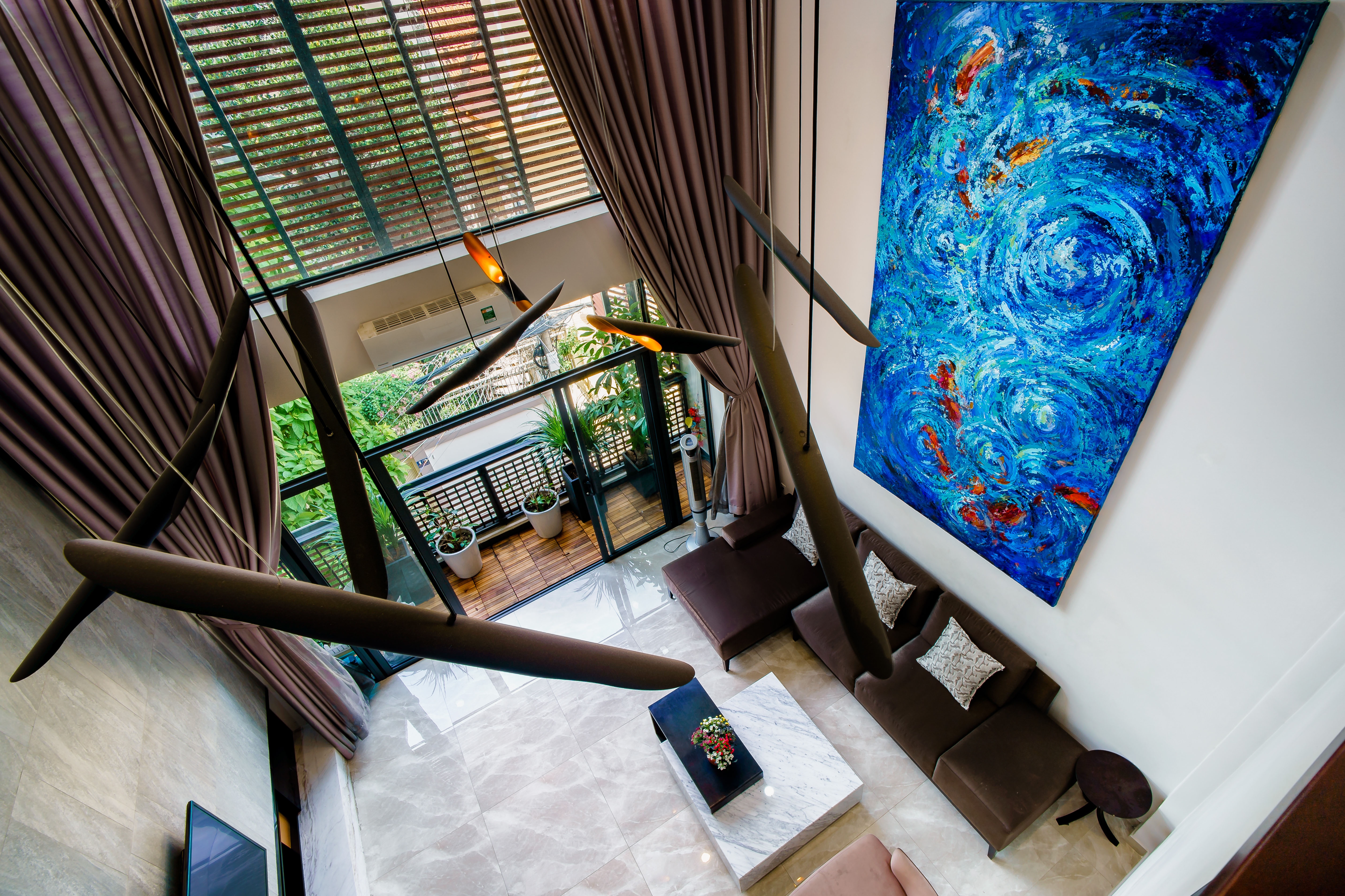 Ngoi nha huong Tay voi cach khac phuc tinh te hinh anh