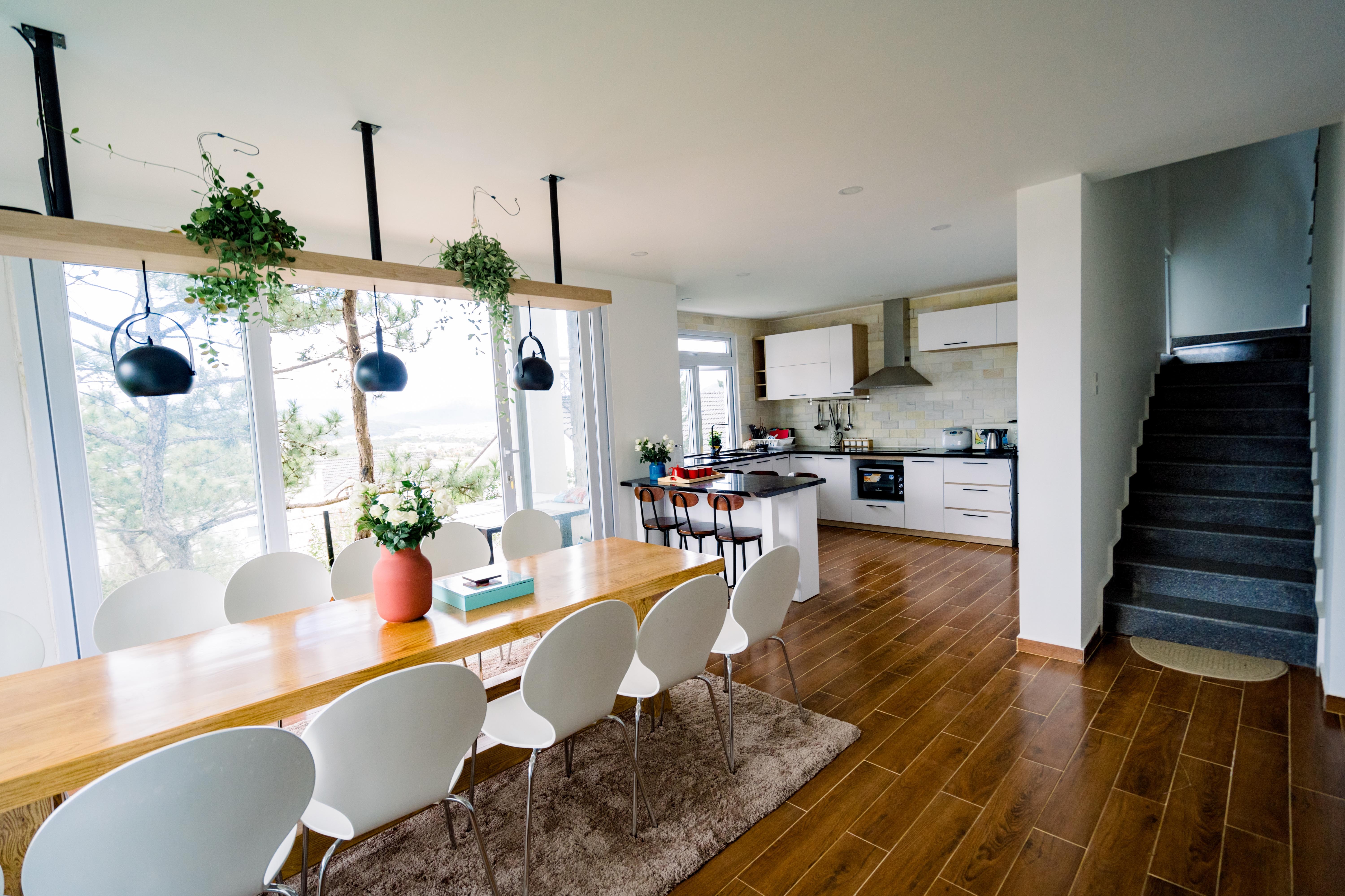 Ngoi nha tho mong ben suon doi thong Da Lat hinh anh