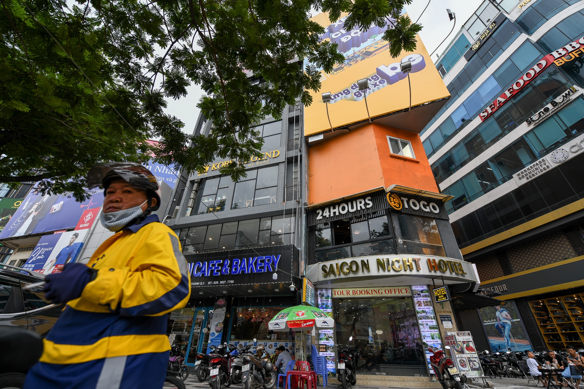 Gia ban nha pho trung tam TP.HCM ruc rich giam hinh anh